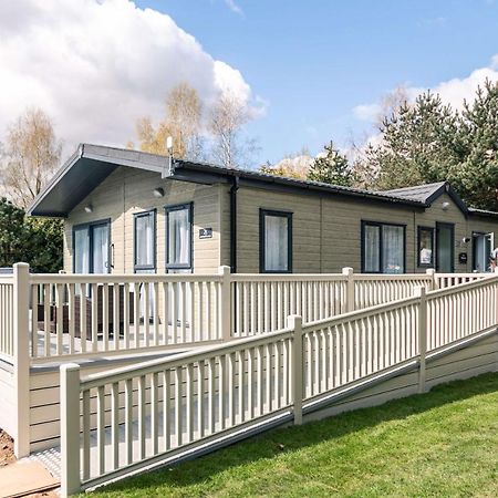 Ashworth Lodge With Hot Tub Barmby on the Moor Exterior foto