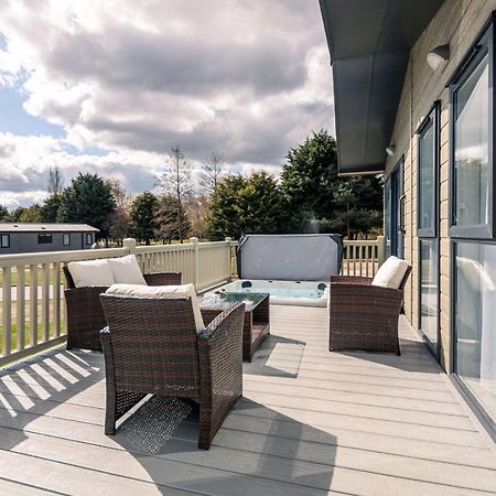 Ashworth Lodge With Hot Tub Barmby on the Moor Exterior foto