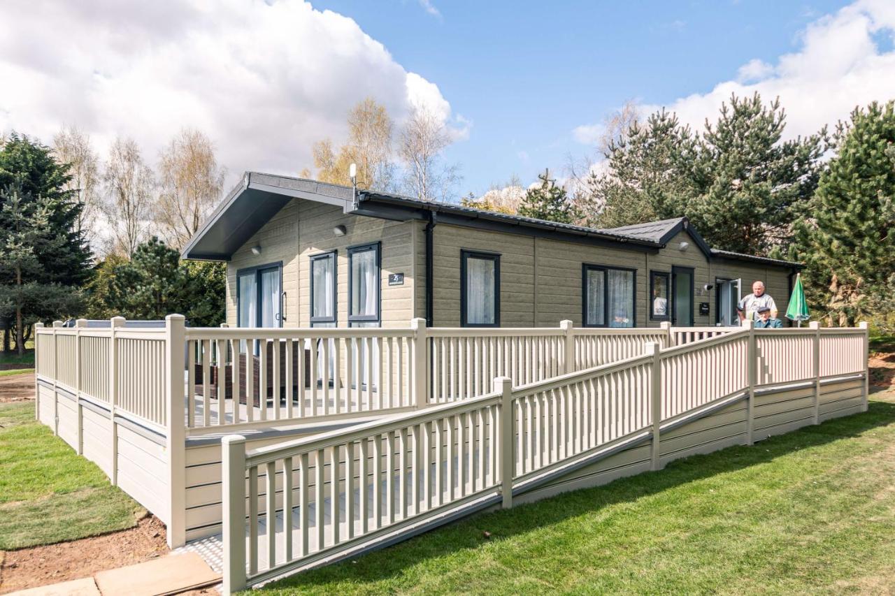 Ashworth Lodge With Hot Tub Barmby on the Moor Exterior foto